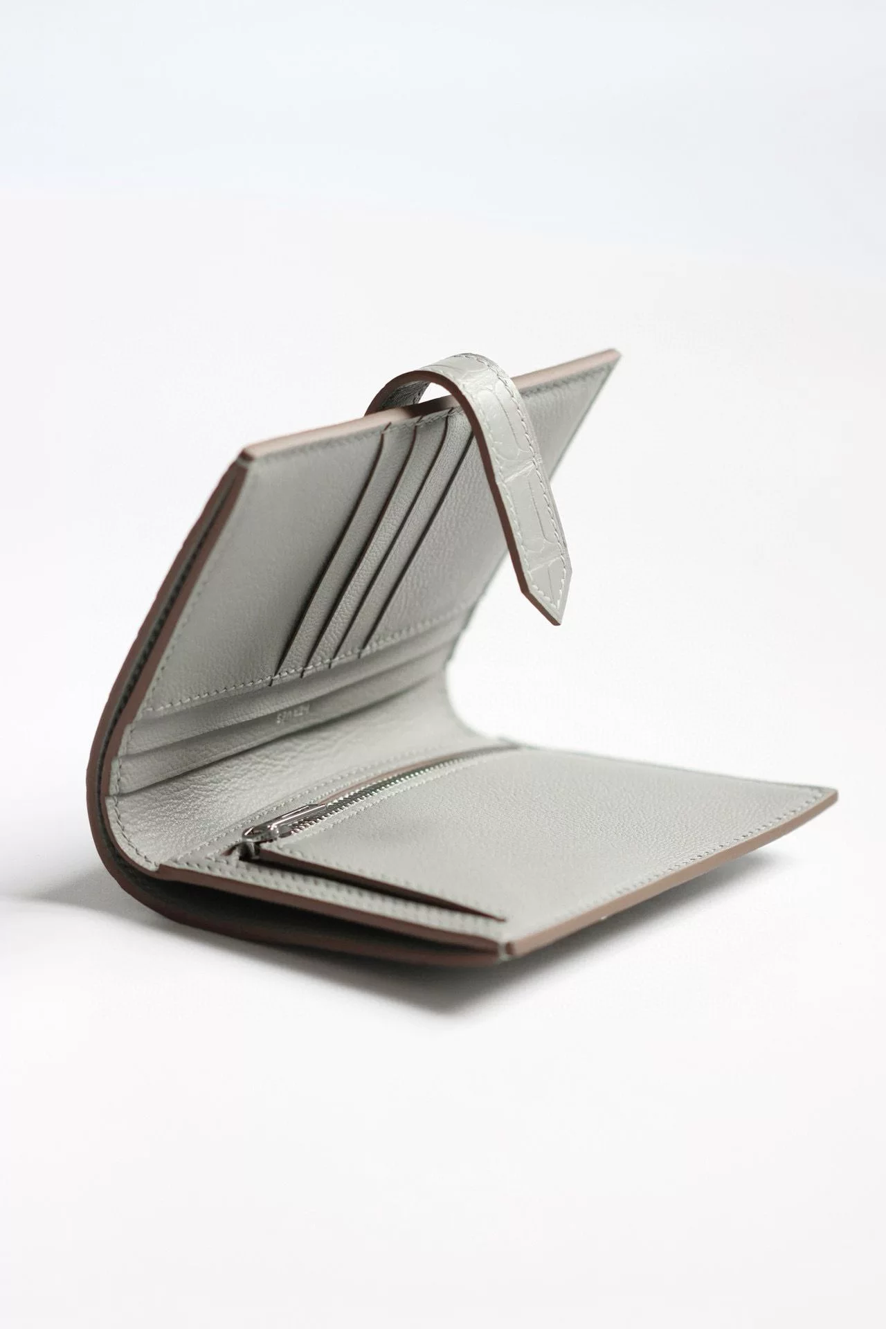Hermes Bearn Compact Wallet in Pearl Grey Matte Alligator Leather – HW170