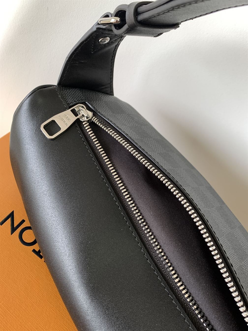 LOUIS VUITTON DISCOVERY BUMBAG DAMIER GRAPHITE – LVB065