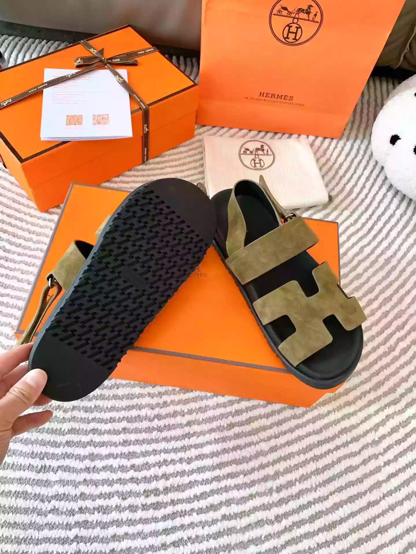 HERMES MEN’S GENIUS SANDALS IN GREEN SUEDE CALFSKIN – HMSD005
