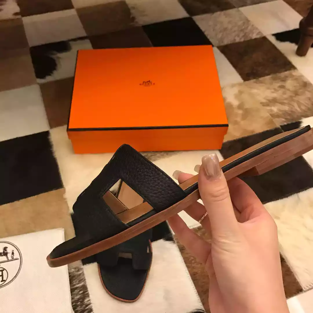 HERMES ORAN SLIDE SANDALS IN BLACK CLEMENCE LEATHER – HMSD104
