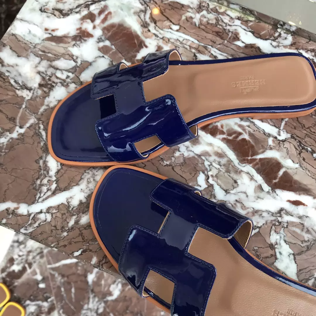 HERMES ORAN SLIDE SANDALS IN BLUE PATENT CALFSKIN – HMSD083