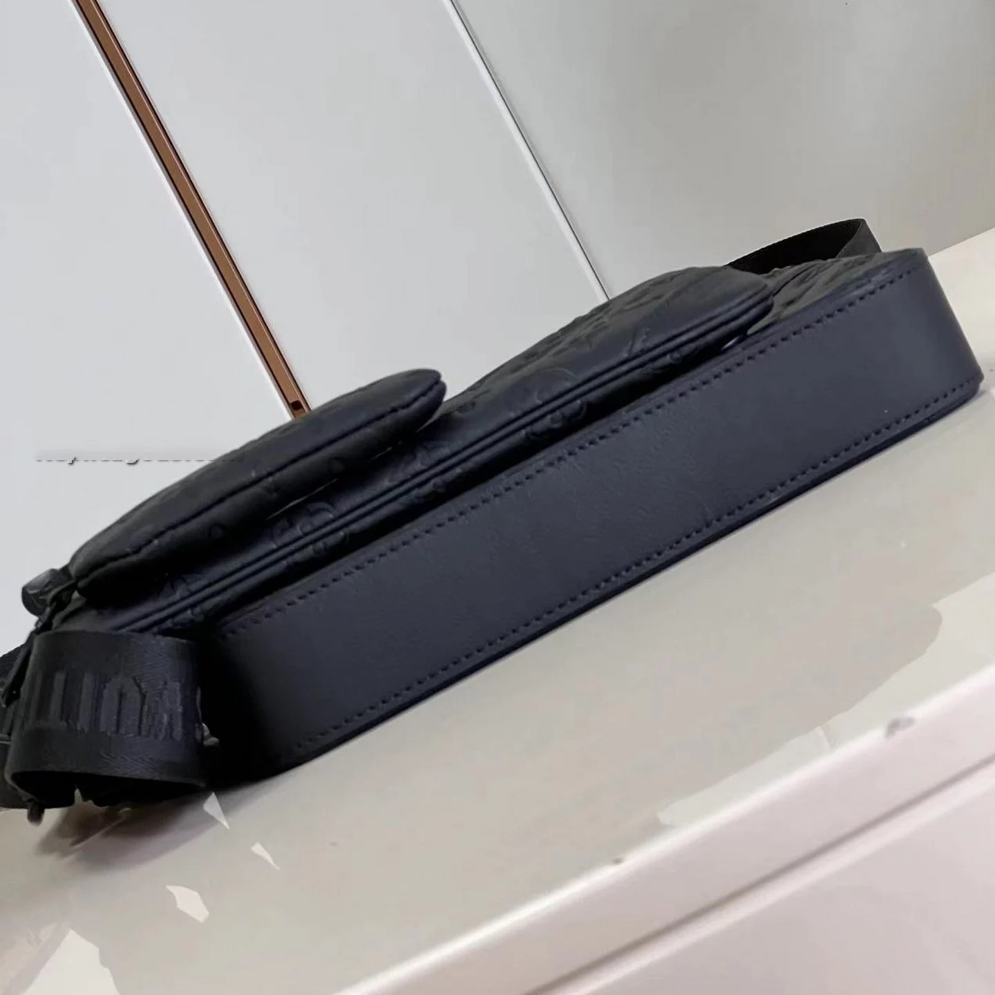 TRIO MESSENGER IN BLACK M46602 – LW268