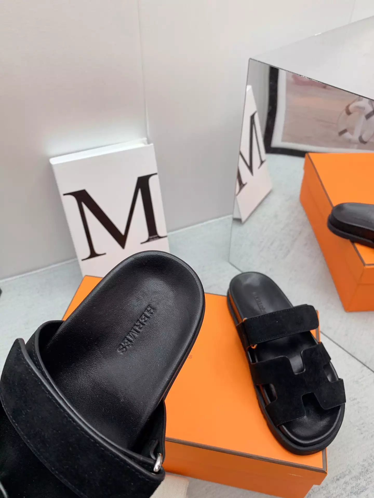 HERMES MEN’S CHYPRE SANDALS IN BLACK SUEDE CALFSKIN – HMSD011