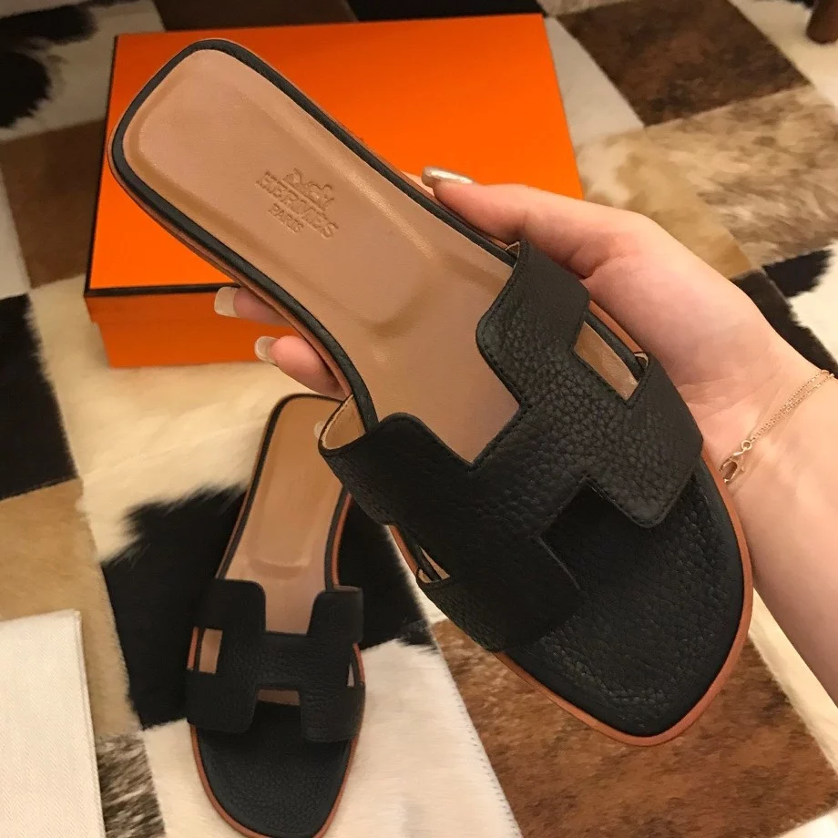 HERMES ORAN SLIDE SANDALS IN BLACK CLEMENCE LEATHER – HMSD104