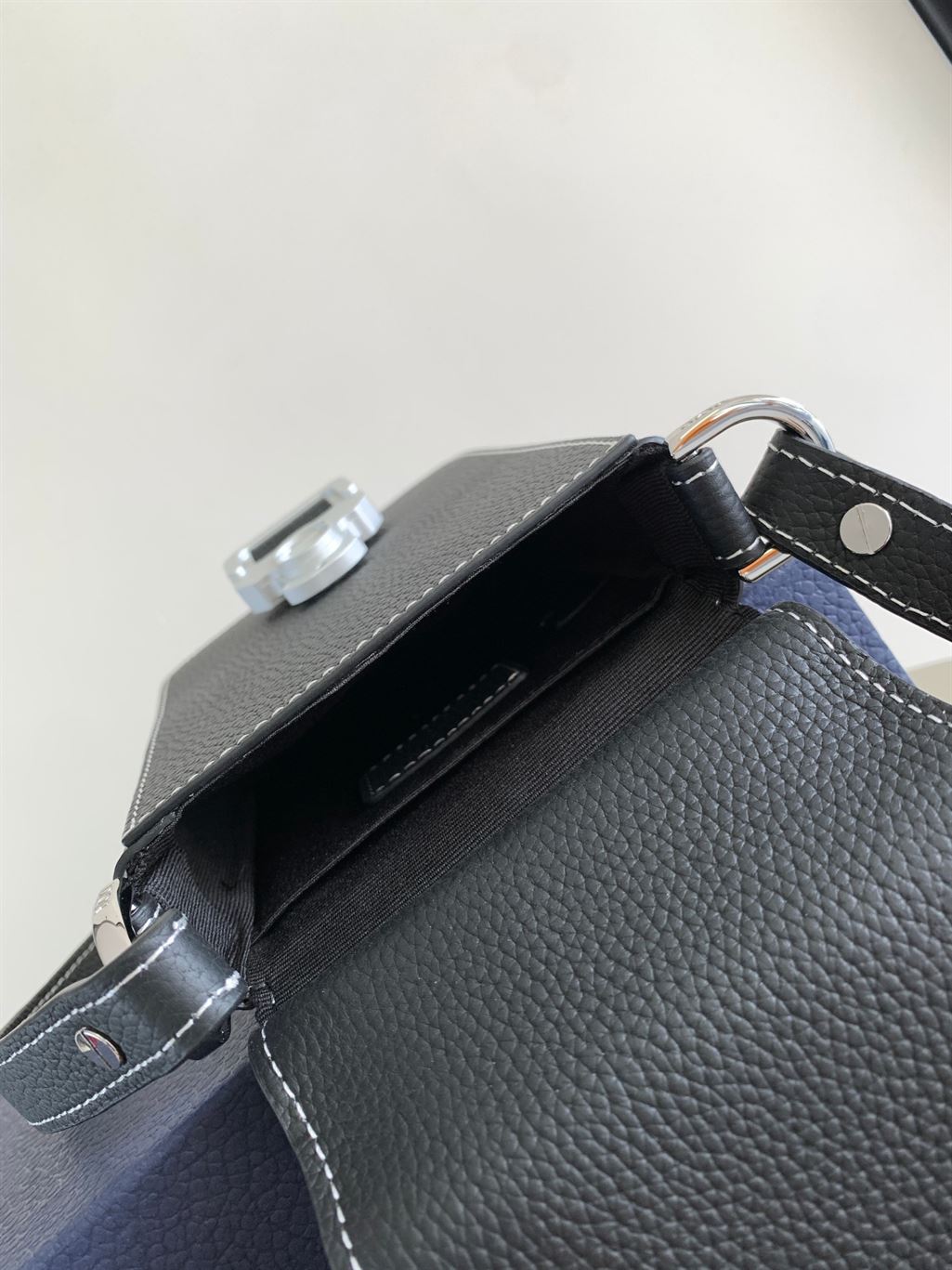 DIOR SADDLE VERTICAL POUCH WITH STRAP – DIO049