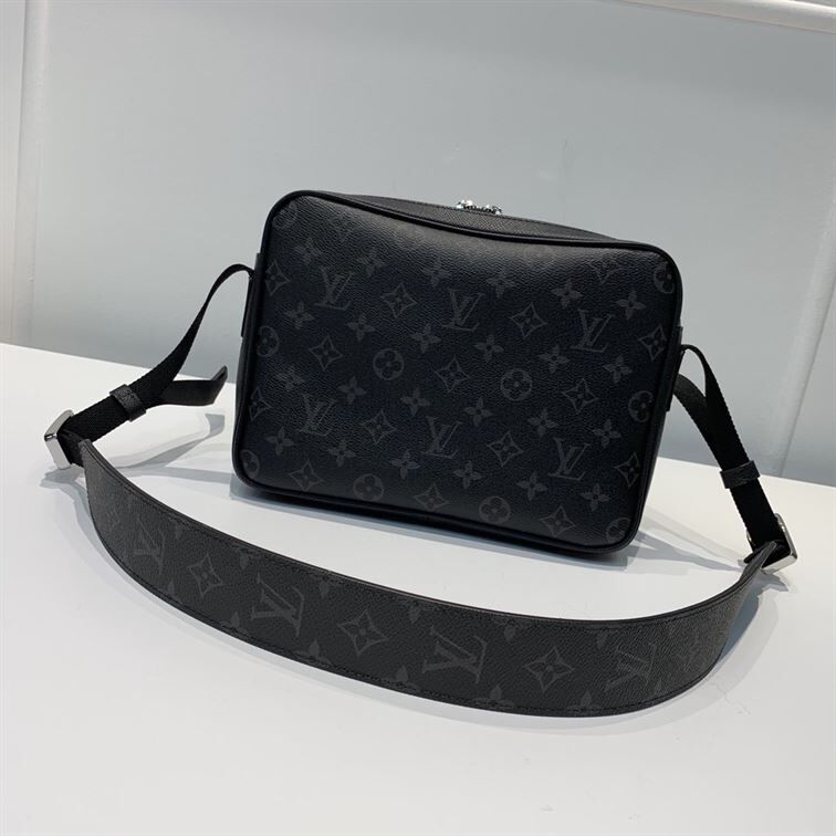 LOUIS VUITTON OUTDOOR MESSENGER – LVB018