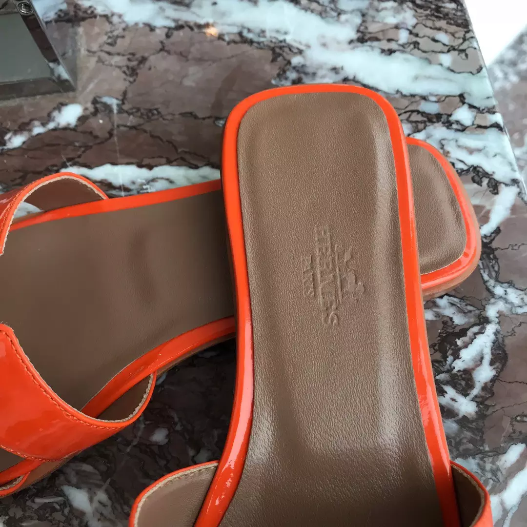HERMES ORAN SLIDE SANDALS IN ORANGE PATENT CALFSKIN – HMSD085