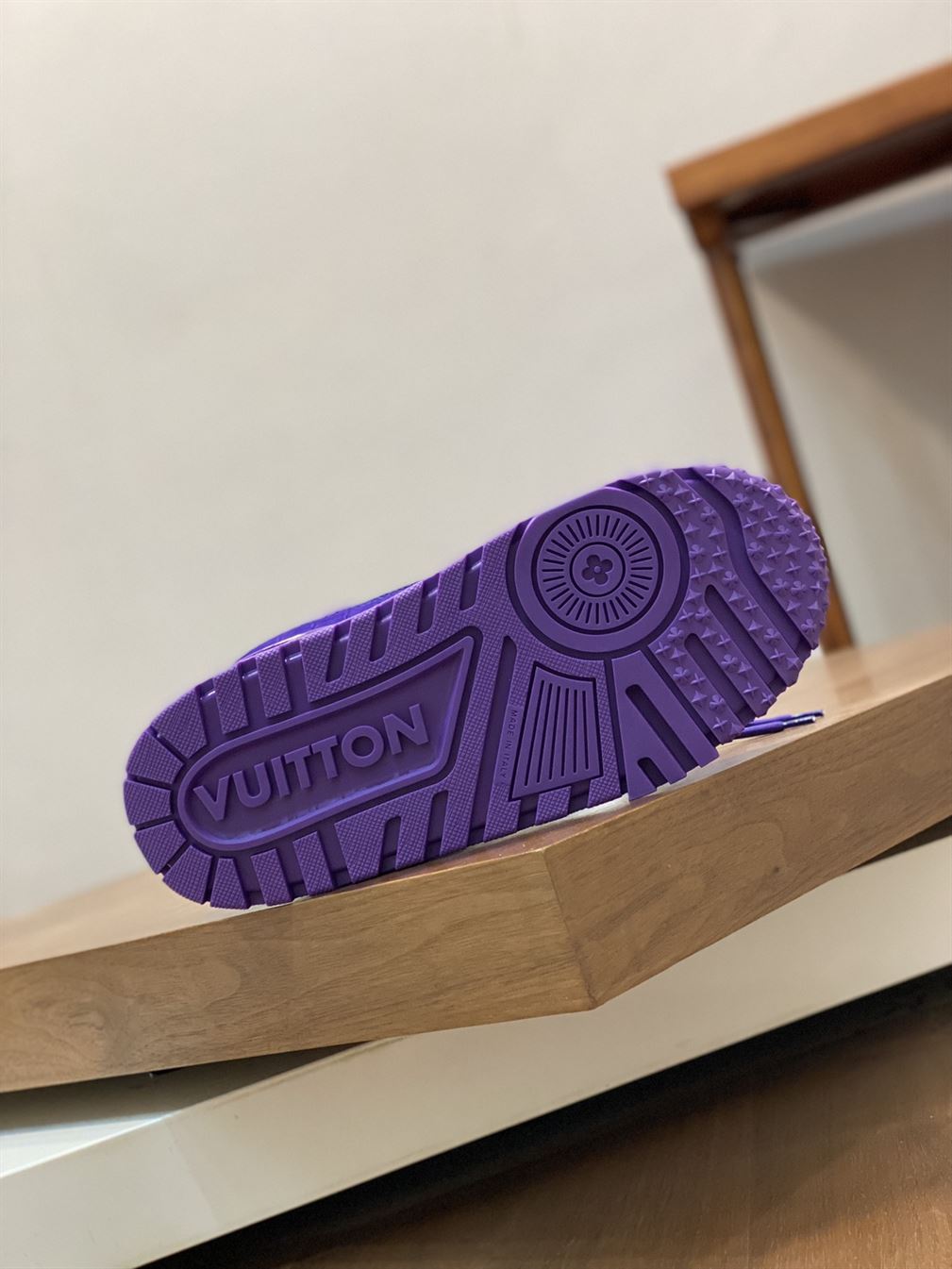 LOUIS VUITTON SS24 SNEAKER – LVS164