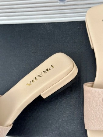 PRADA WOMEN’S SLIDES IN BEIGE SAFFIANO LEATHER – PSD062