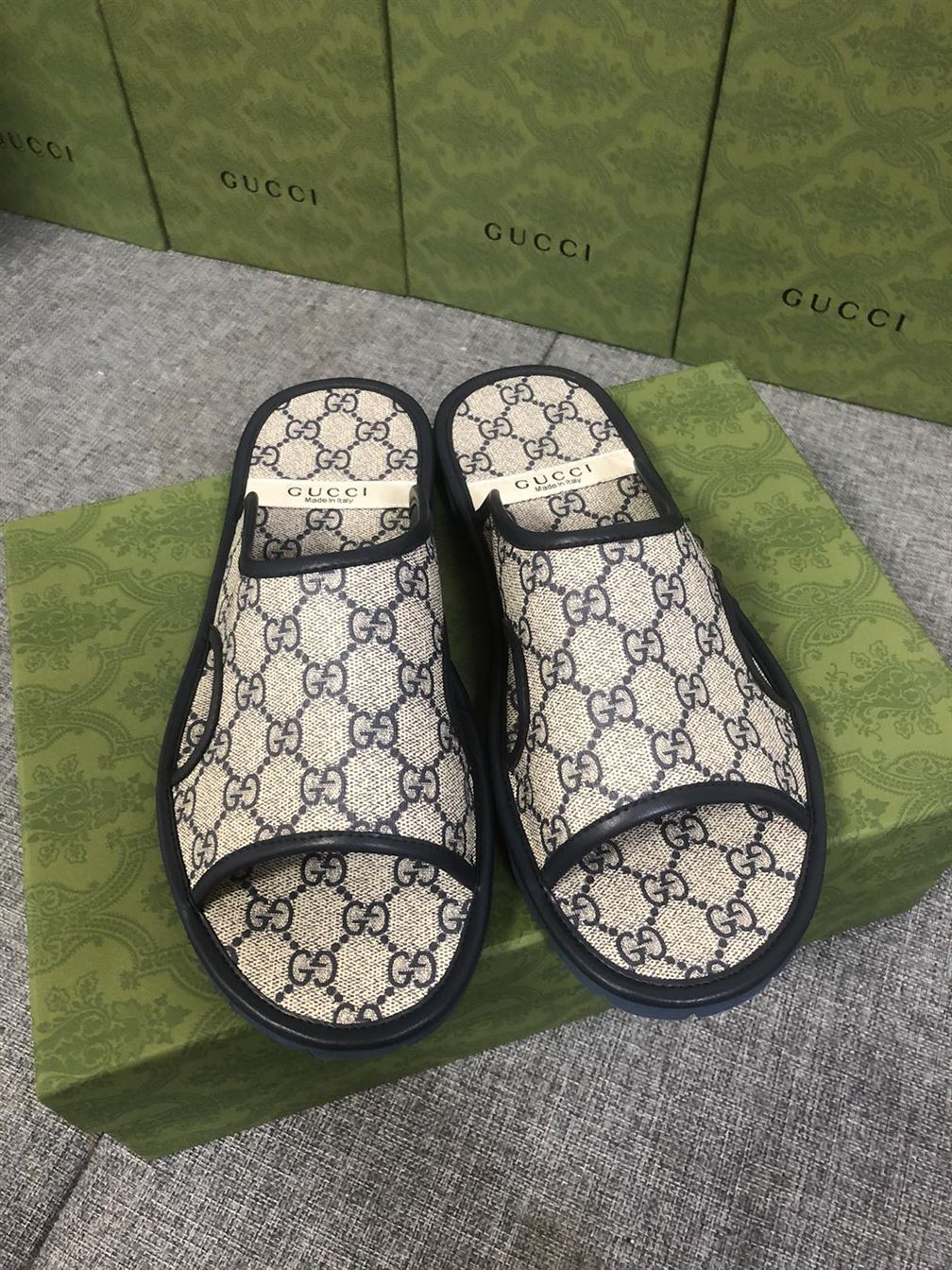 GUCCI MEN’S GG SUPREME SLIDE SANDAL – GSL034