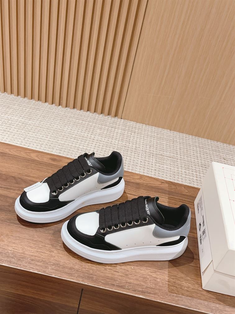 ALEXANDER MCQUEEN OVERSIZED SNEAKER IN BLACK/WHITE – ALD039