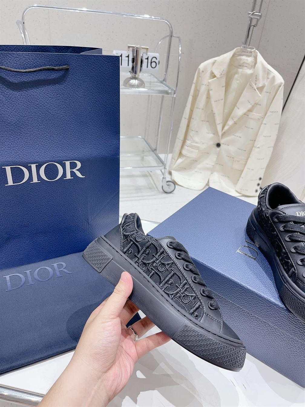 DIOR B33 SNEAKER BLACK SMOOTH CALFSKIN AND DIOR OBLIQUE RAISED EMBROIDERY – DO132