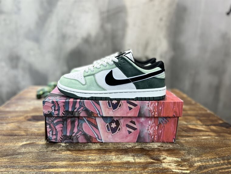 NIKE SB DUNK LOW SNEAKER – NSN005