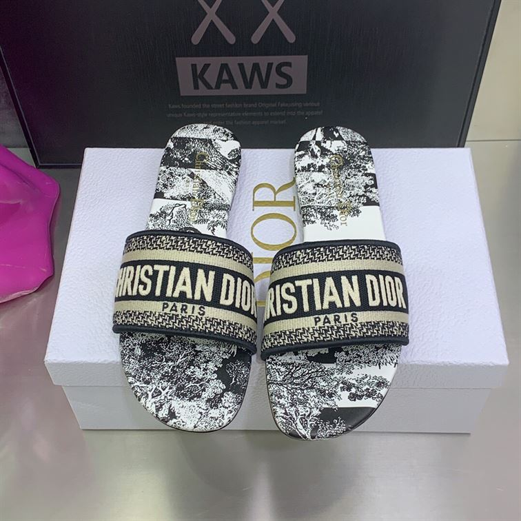 DIOR DWAY SLIDE – DS009