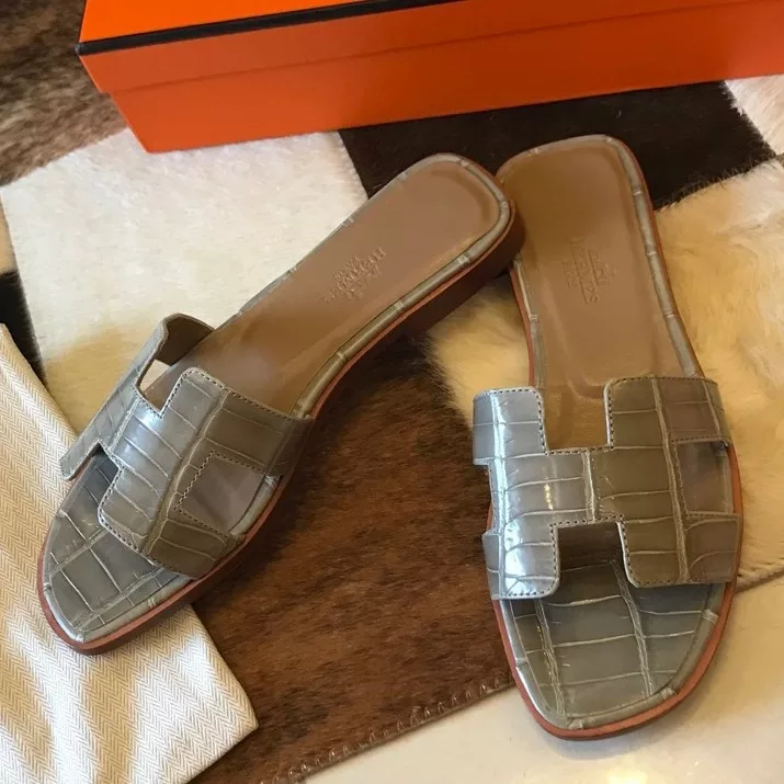 HERMES ORAN SLIDE SANDALS IN GREY SHINY NILOTICUS CROCODILE SKIN – HMSD052