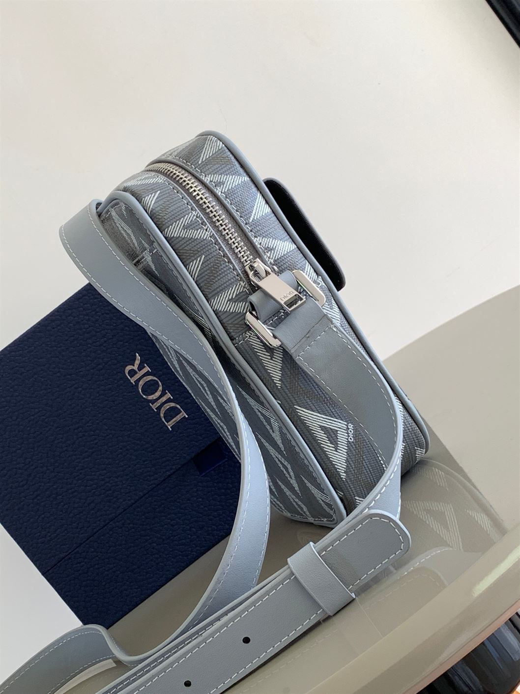 DIOR HIT THE ROAD VERTICAL POUCH – DIO046