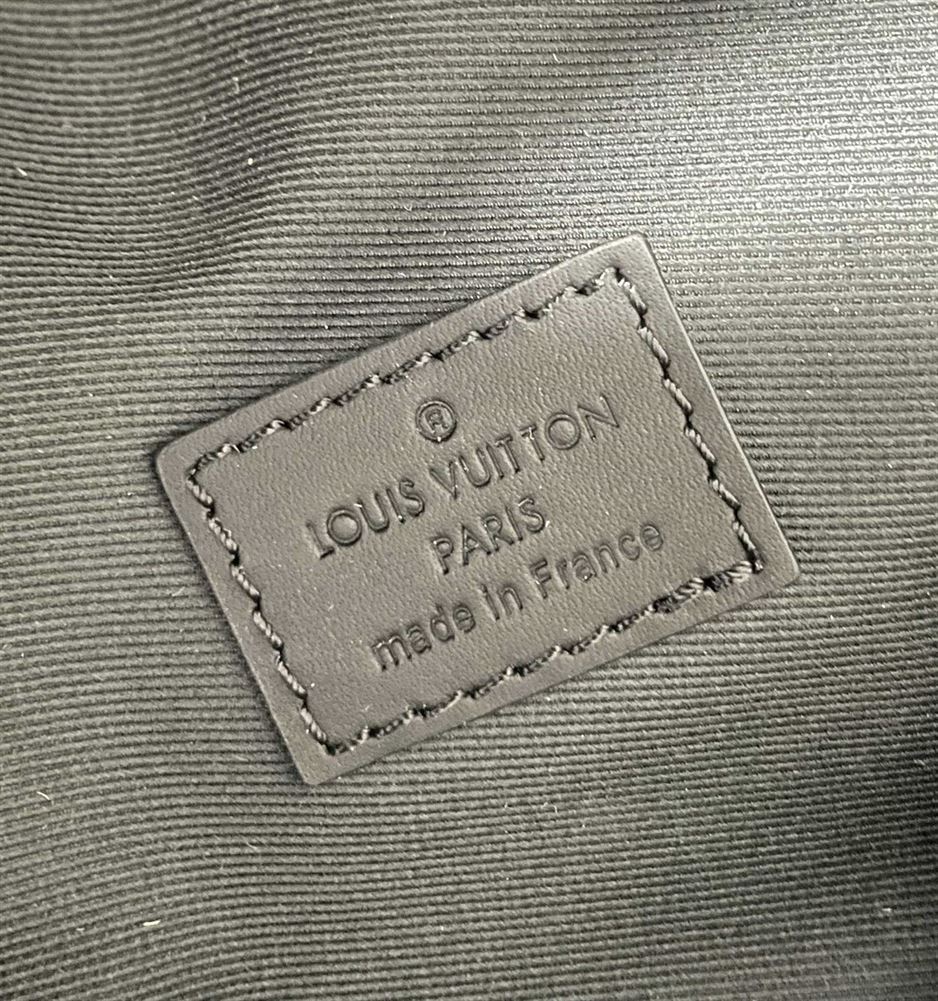 LOUIS VUITTON DISCOVERY BUMBAG – LVB017