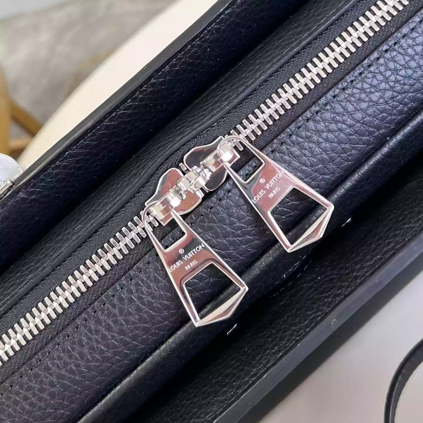 ARMAND BRIEFCASE MM TAURILLON LEATHER M54381 – LW330