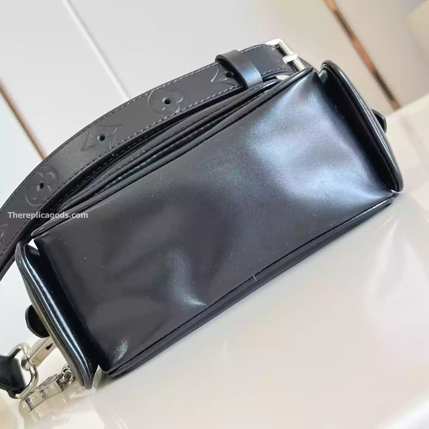 CARGO WEARABLE WALLET BLACK CALF LEATHER – LW316