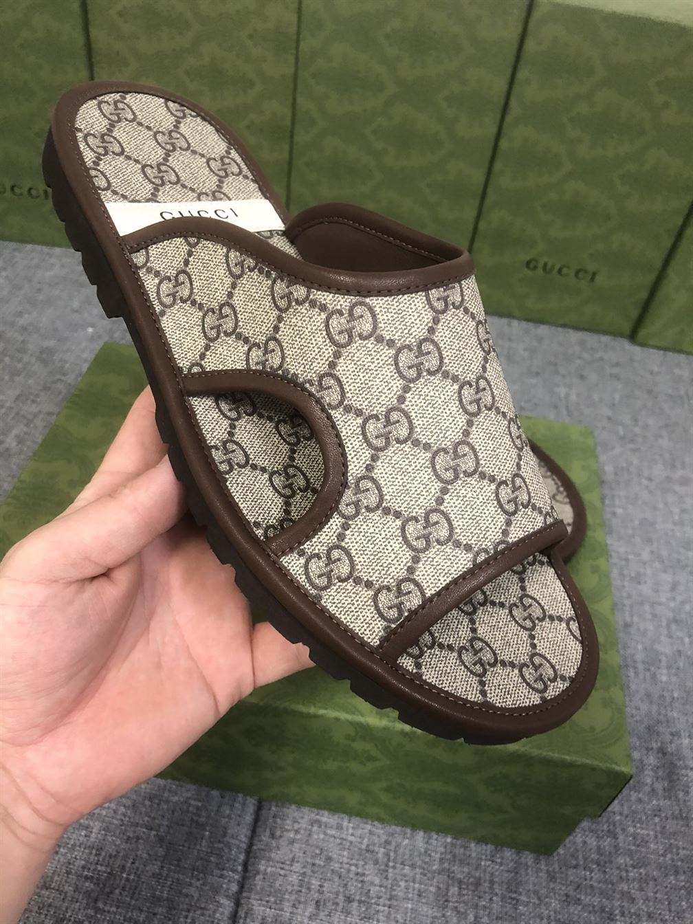 GUCCI MEN’S GG SUPREME SLIDE SANDAL – GSL033