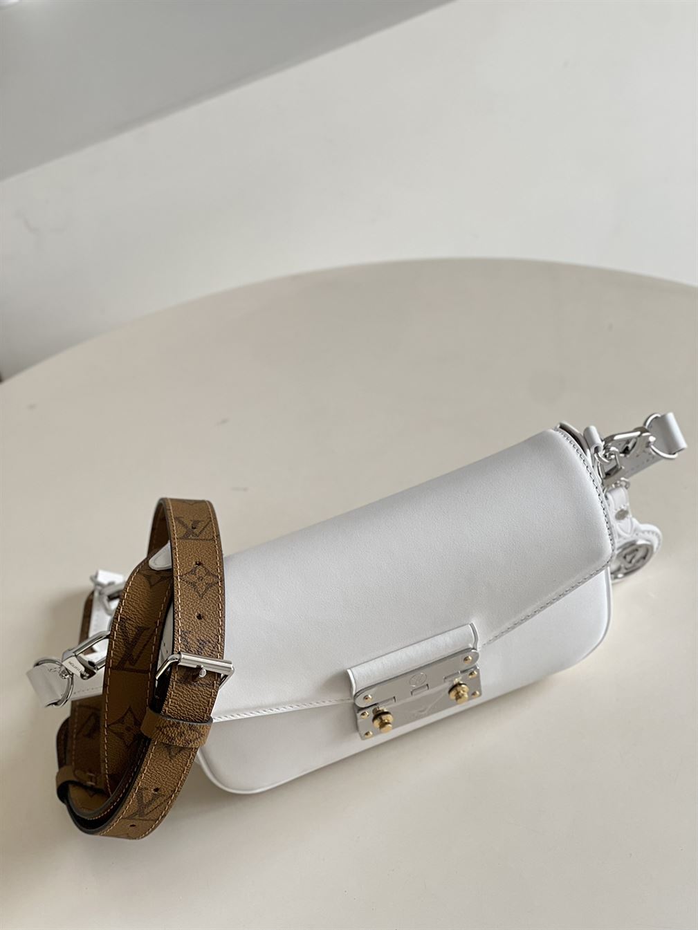 LOUIS VUITTON SWING BAG White – LW014