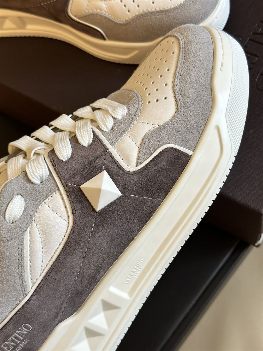 VALENTINO ONE STUD LOW-TOP SNEAKER IN SPLIT LEATHER AND NAPPA – VN010