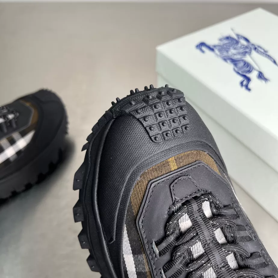 BURBERRY SNEAKERS – BBR052