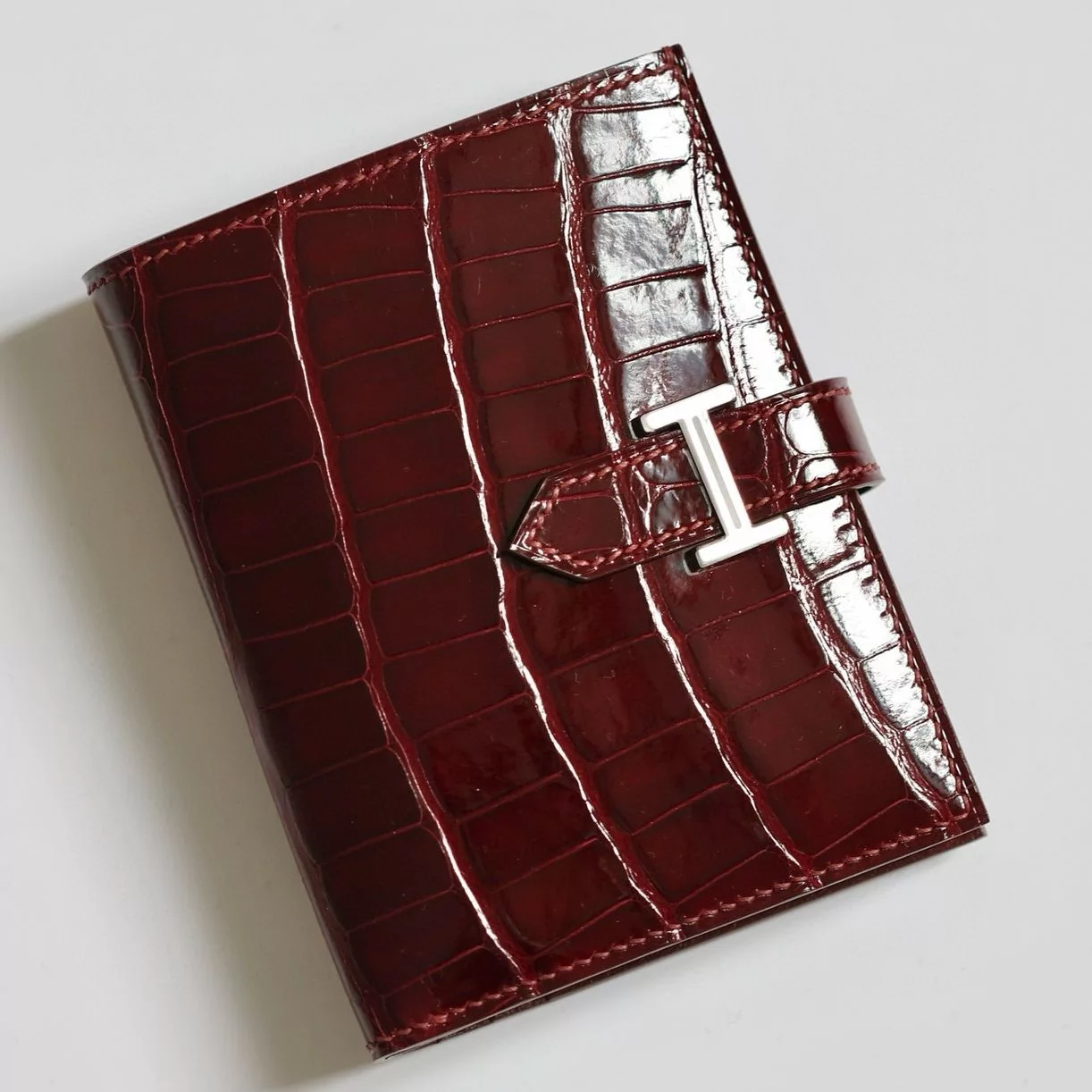 Hermes Bearn Compact Wallet in Bordeaux Shiny Alligator Leather – HW168