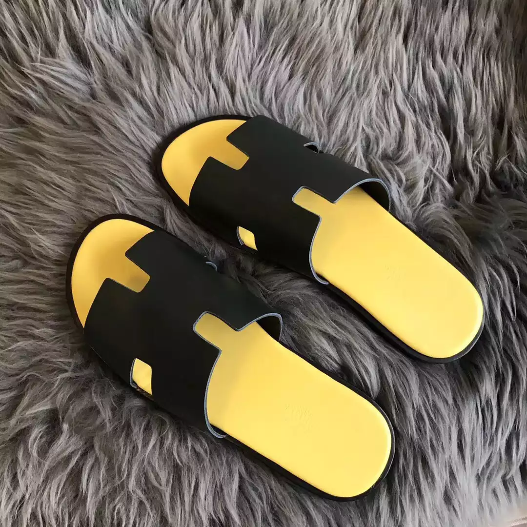 HERMES MEN’S IZMIR SANDALS IN NOIR SWIFT CALFSKIN – HMSD018