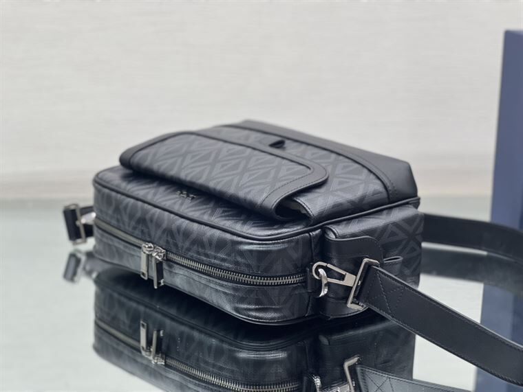 DIOR HIT THE ROAD MESSENGER BAG – DIO004