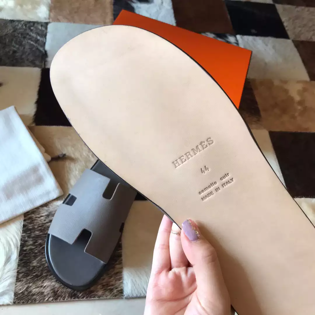 HERMES MEN’S IZMIR SANDALS IN GREY EPSOM CALFSKIN – HMSD027