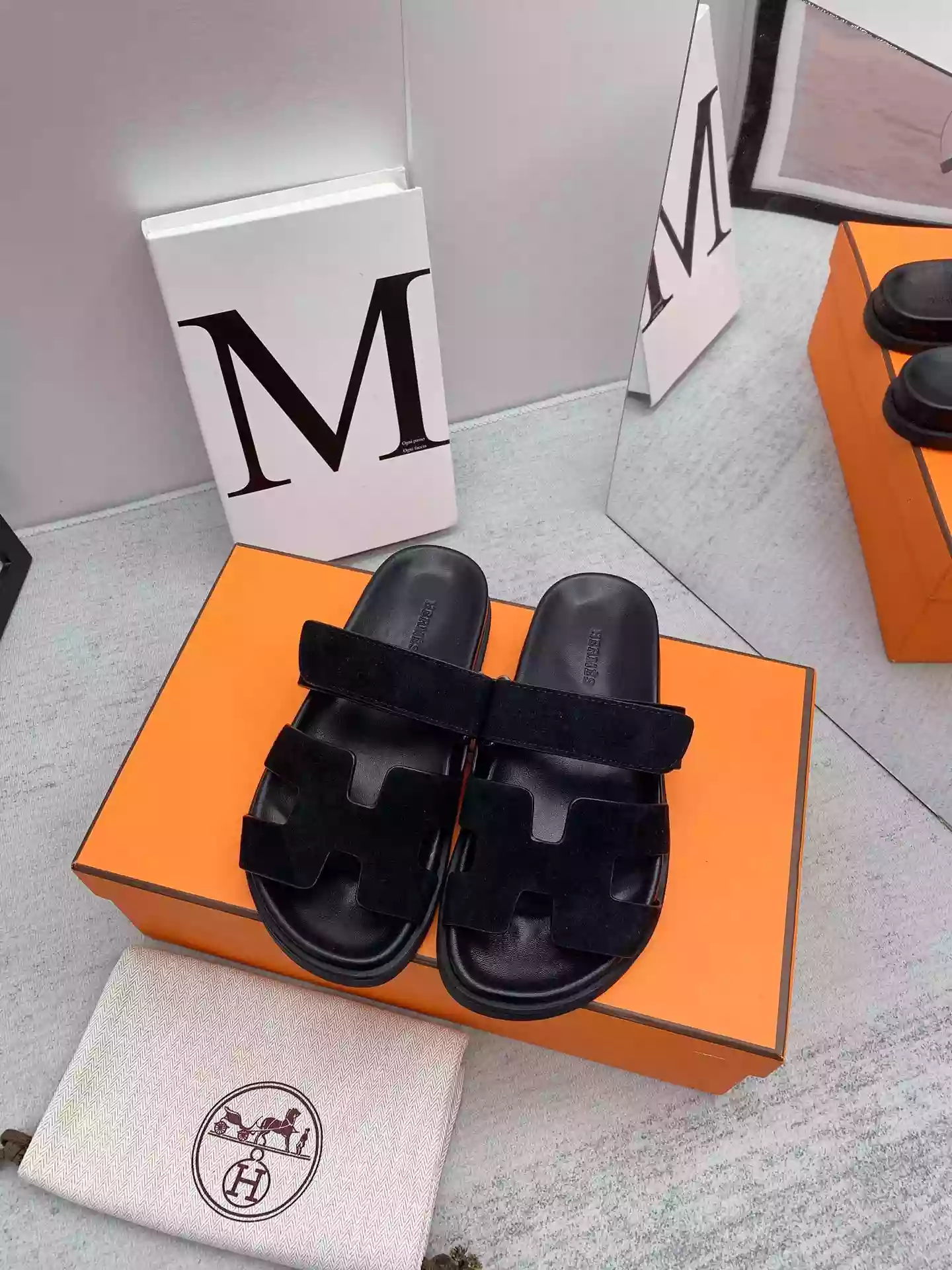 HERMES MEN’S CHYPRE SANDALS IN BLACK SUEDE CALFSKIN – HMSD011