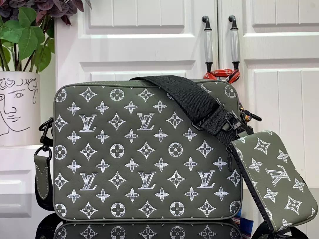 Louis Vuitton Trio Messenger Bag – LW143