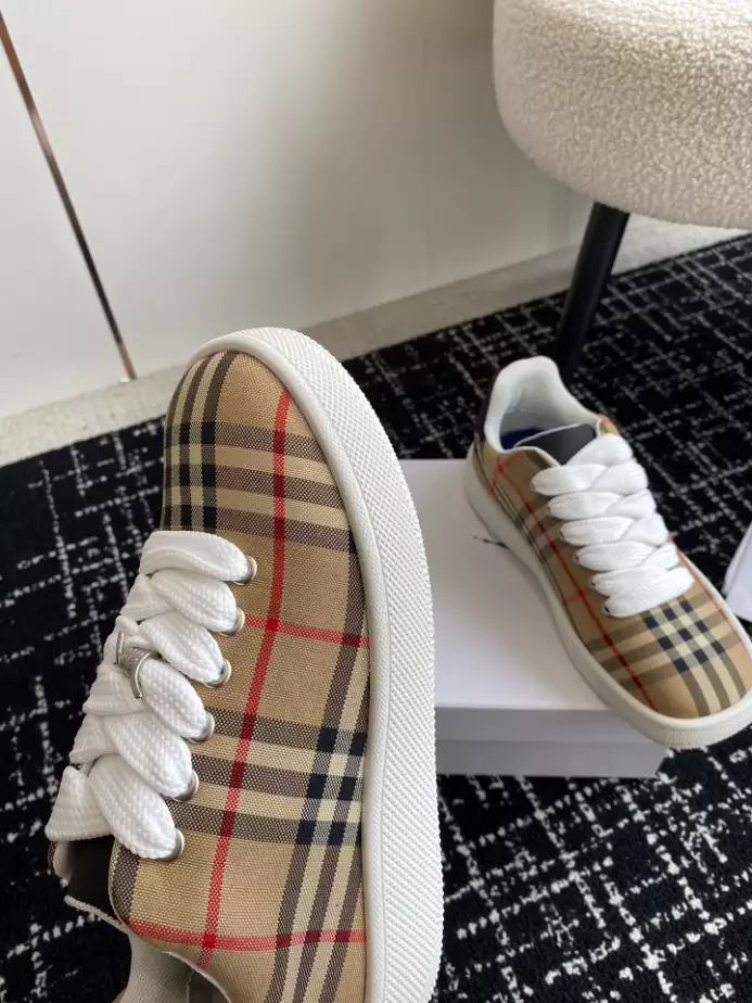 BURBERRY SNEAKERS – BBR102