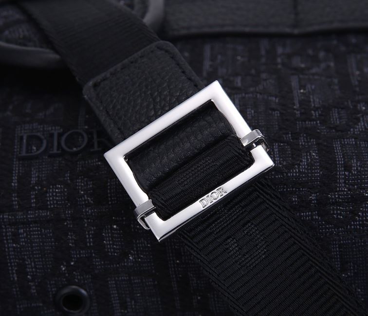 DIOR OBLIQUE SAFARI MESSENGER – DIO038