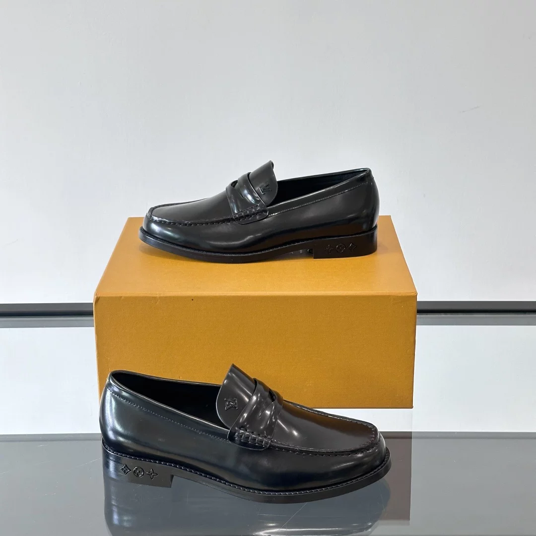 PATENT LEATHER LOAFERS IN BLACK – VL055
