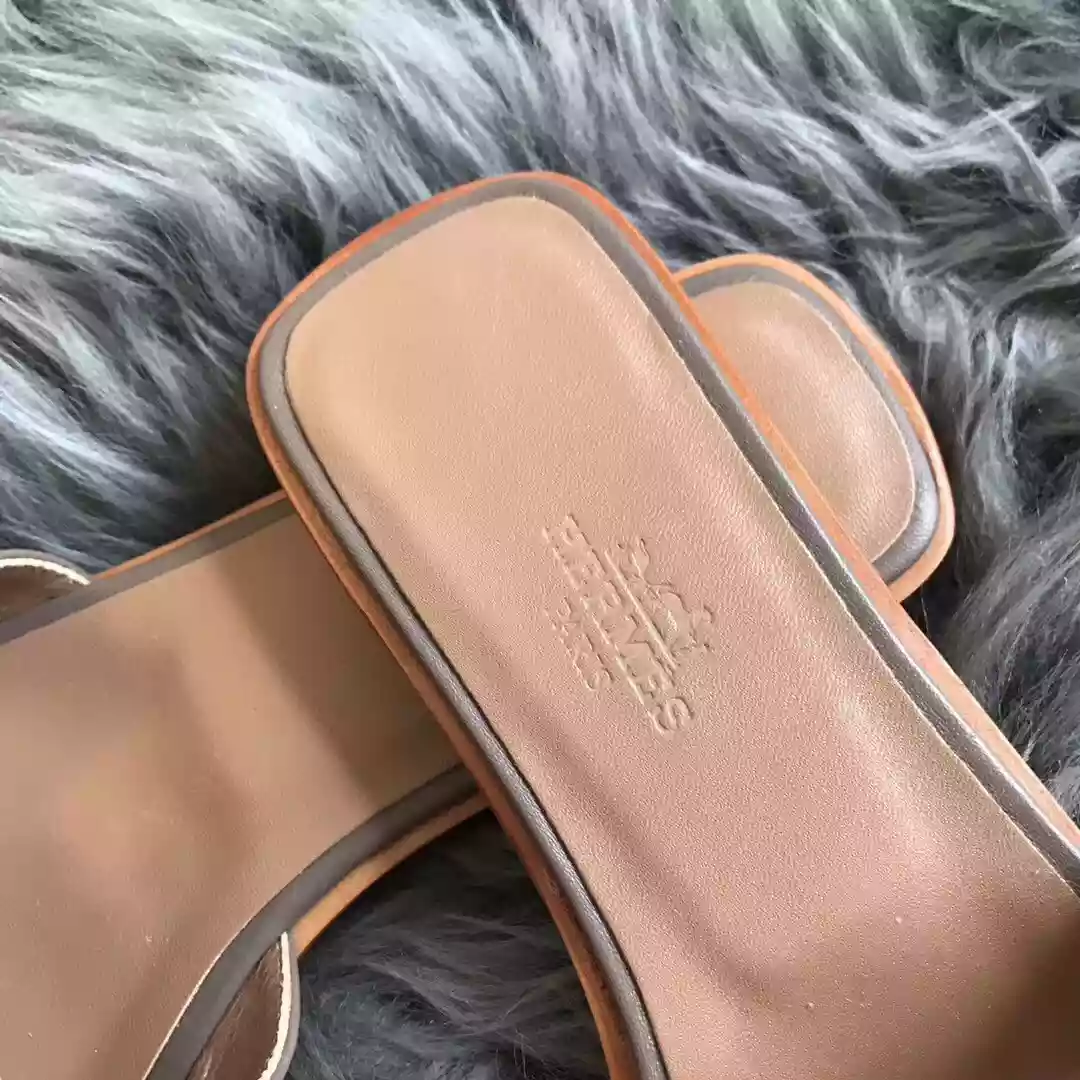 HERMES ORAN SLIDE SANDALS IN GREY SWIFT CALFSKIN – HMSD125