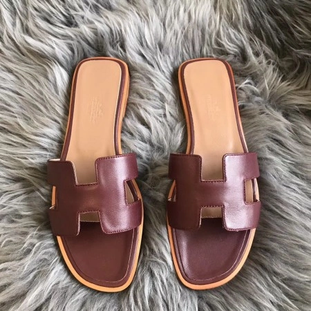 HERMES ORAN SLIDE SANDALS IN BURGUNDY SWIFT CALFSKIN – HMSD122