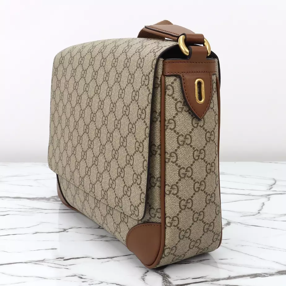 GUCCI MEN’S GG CANVAS EMBLEM MEDIUM CROSSBODY BAG BEIGE 2025 – BG095