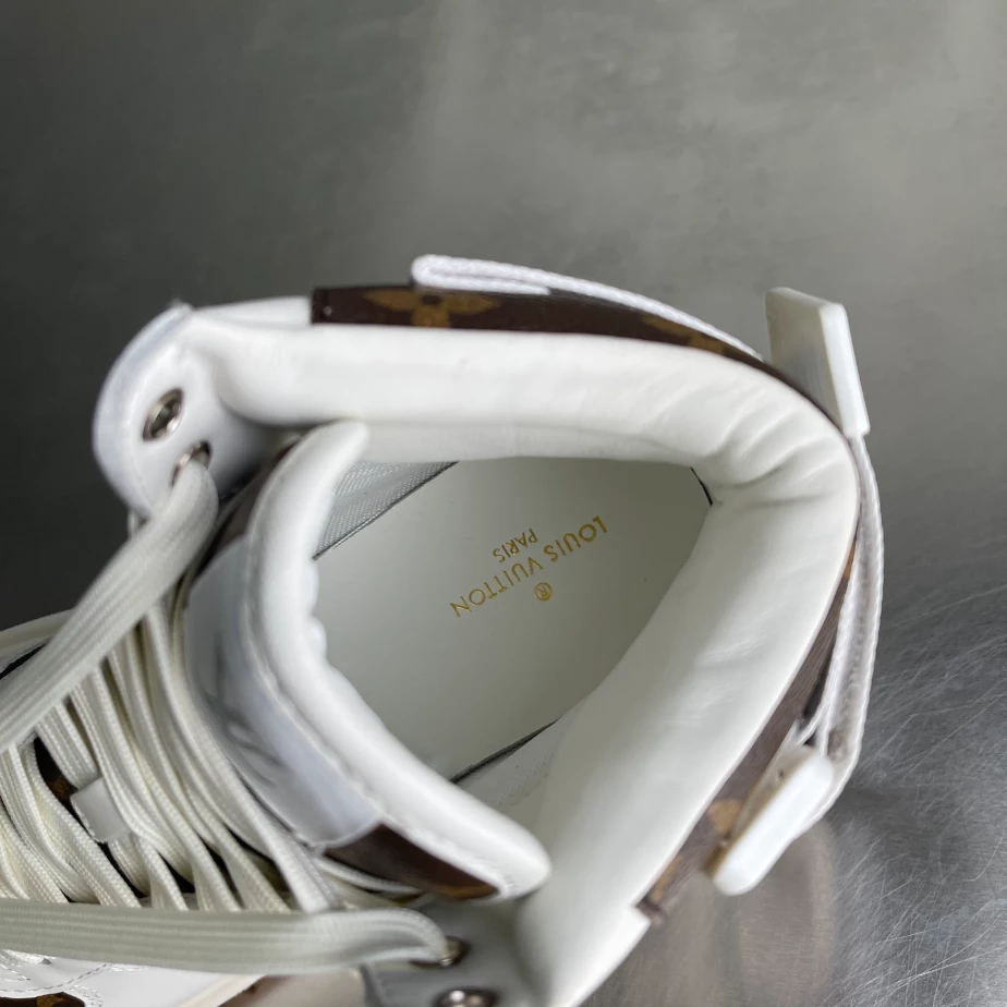 LOUIS VUITTON LEATHER ROUND TOE LACE-UP HIGH-TOP SNEAKERS – LVS258