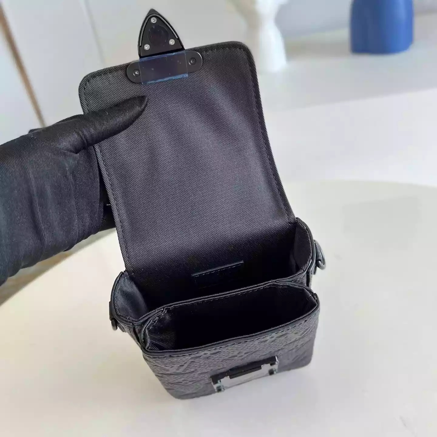 S-Lock Vertical Wearable Wallet In Black – LW261