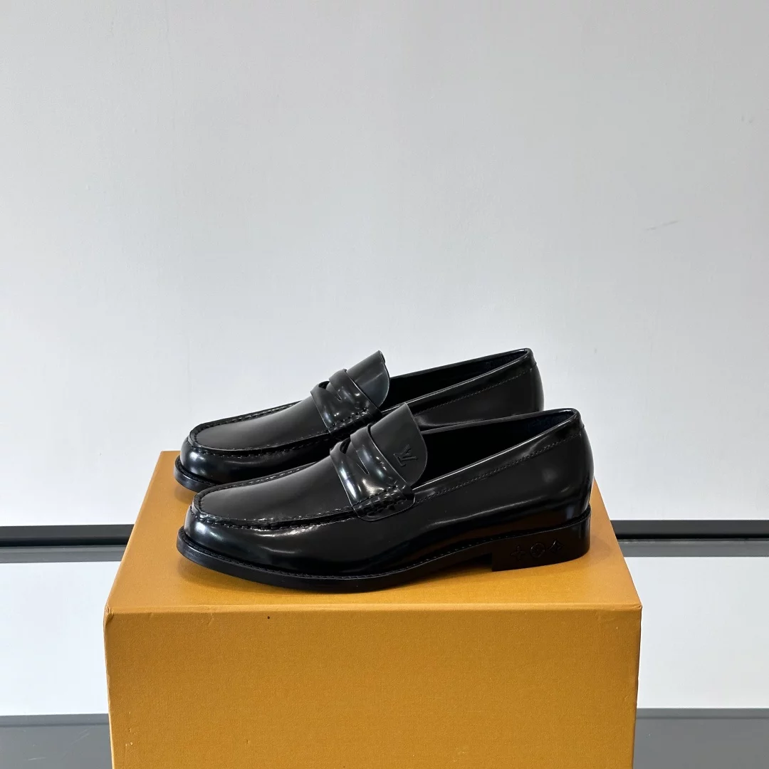 PATENT LEATHER LOAFERS IN BLACK – VL055
