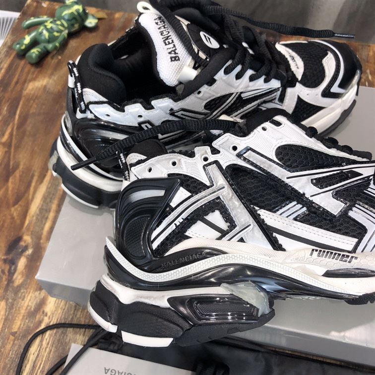 BALENCIAGA RUNNER SNEAKERS IN BLACK AND WHITE MESH AND NYLON – BLA008