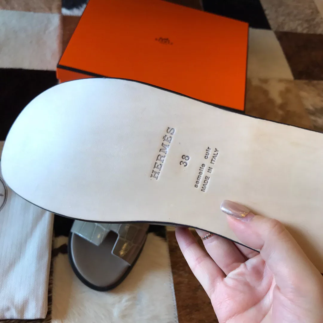 HERMES MEN’S IZMIR SANDALS IN GREY SHINY NILOTICUS CROCODILE LEATHER – HMSD032