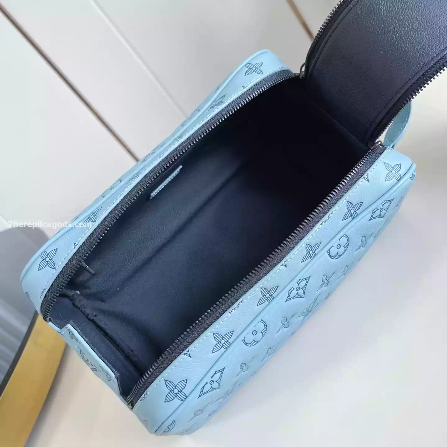 DOPP KIT BLUE MONOGRAM SHADOW – LW302