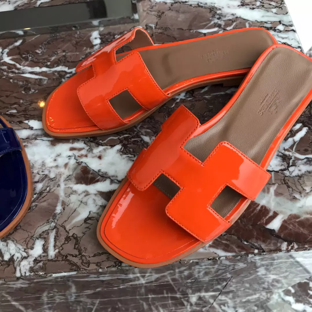 HERMES ORAN SLIDE SANDALS IN ORANGE PATENT CALFSKIN – HMSD085