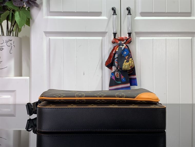 LOUIS VUITTON TRIO MESSENGER BAG – LVB055