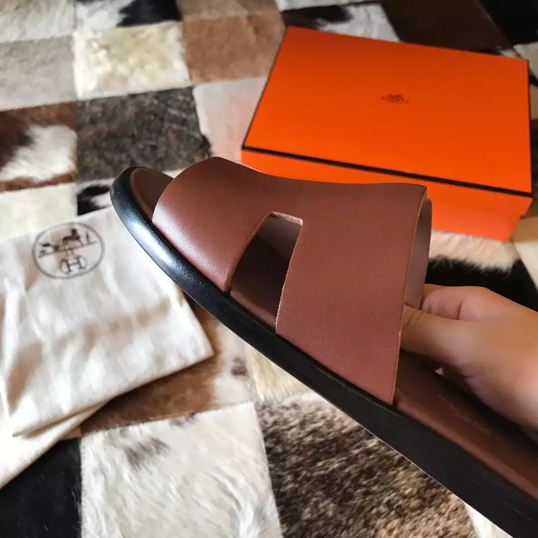 HERMES MEN’S IZMIR SANDALS IN BROWN SWIFT CALFSKIN – HMSD036