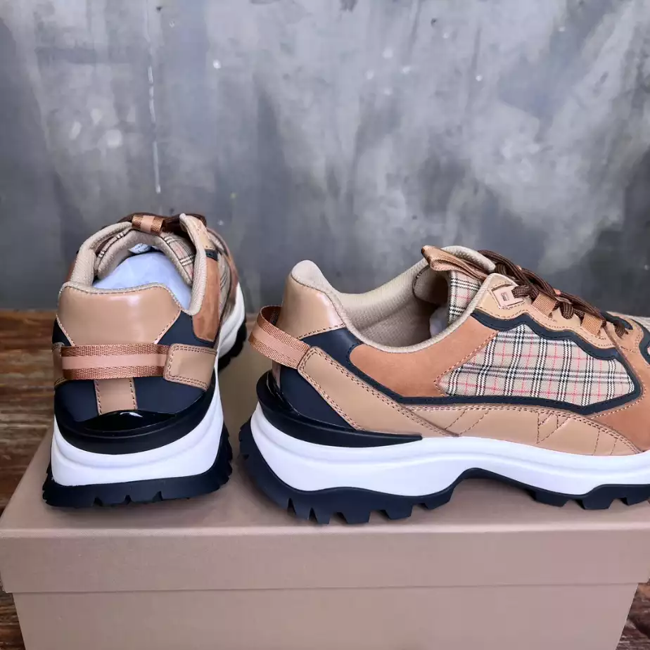 BURBERRY SNEAKERS – BBR105