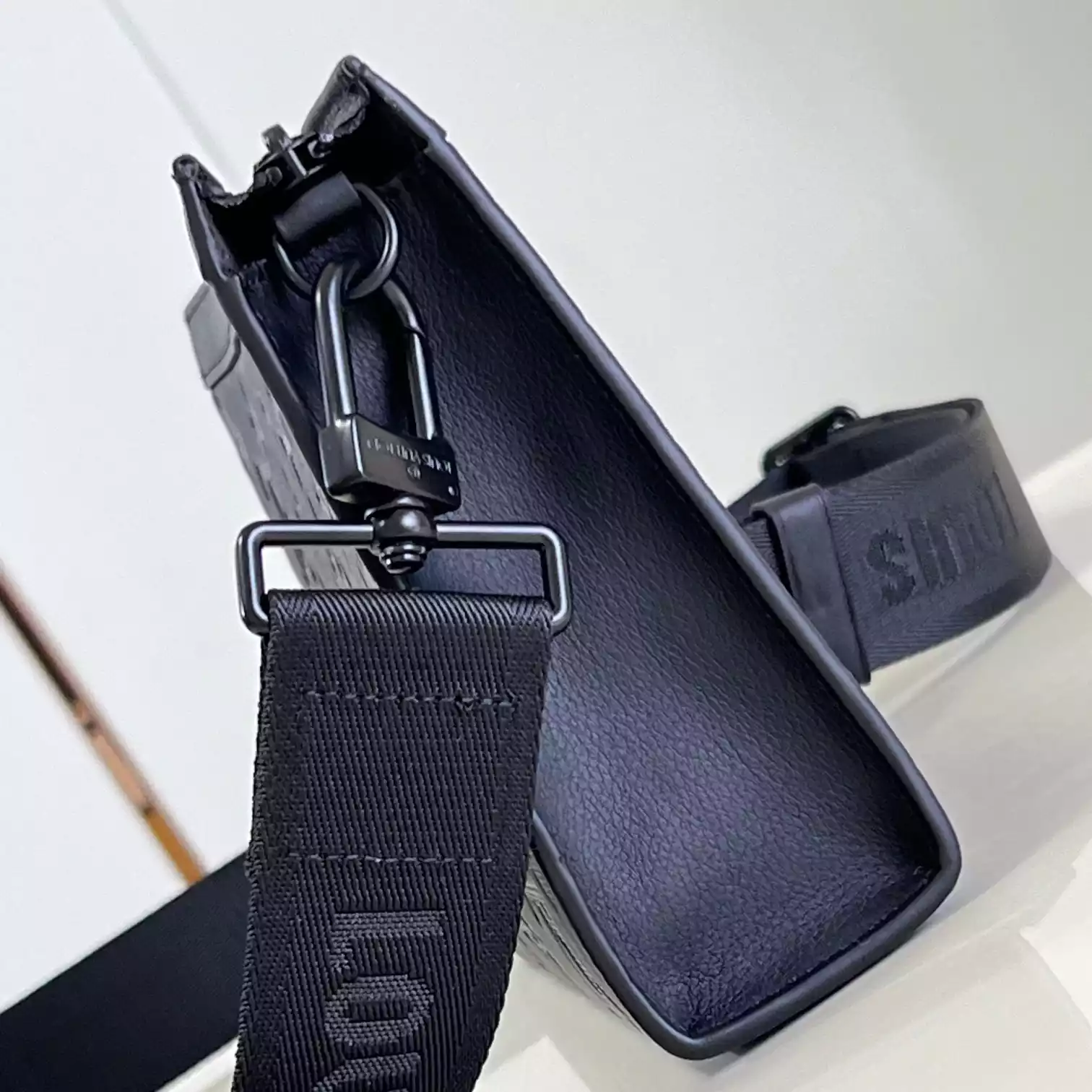 Gaston Wearable Wallet Black M81115 – LW258